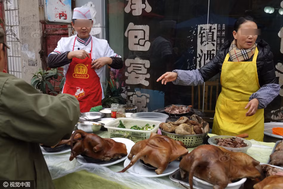 Có những cửa hàng kỳ công hơn, làm chín thịt chó theo nhiều món khác nhau tùy theo nhu cầu, người mua chỉ việc chọn món và mua về làm nóng lên là ăn được. (Nguồn Sina)