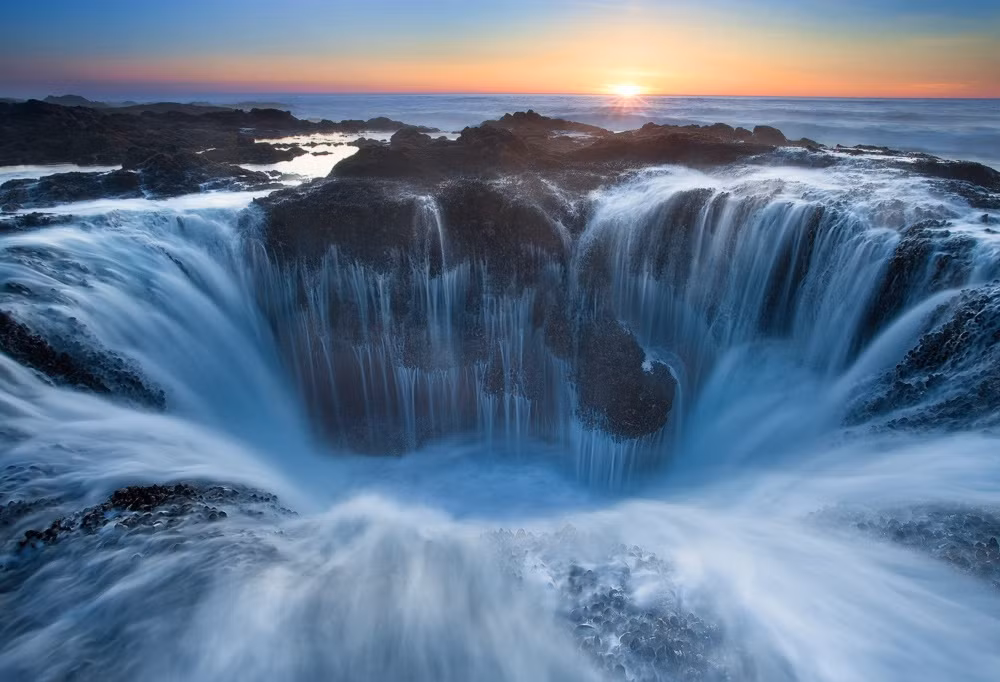 Giếng của Thần Sấm Thor's Well ở Oregon, Mỹ. Đây còn được xem là "lối vào địa ngục". (Nguồn Brightside)