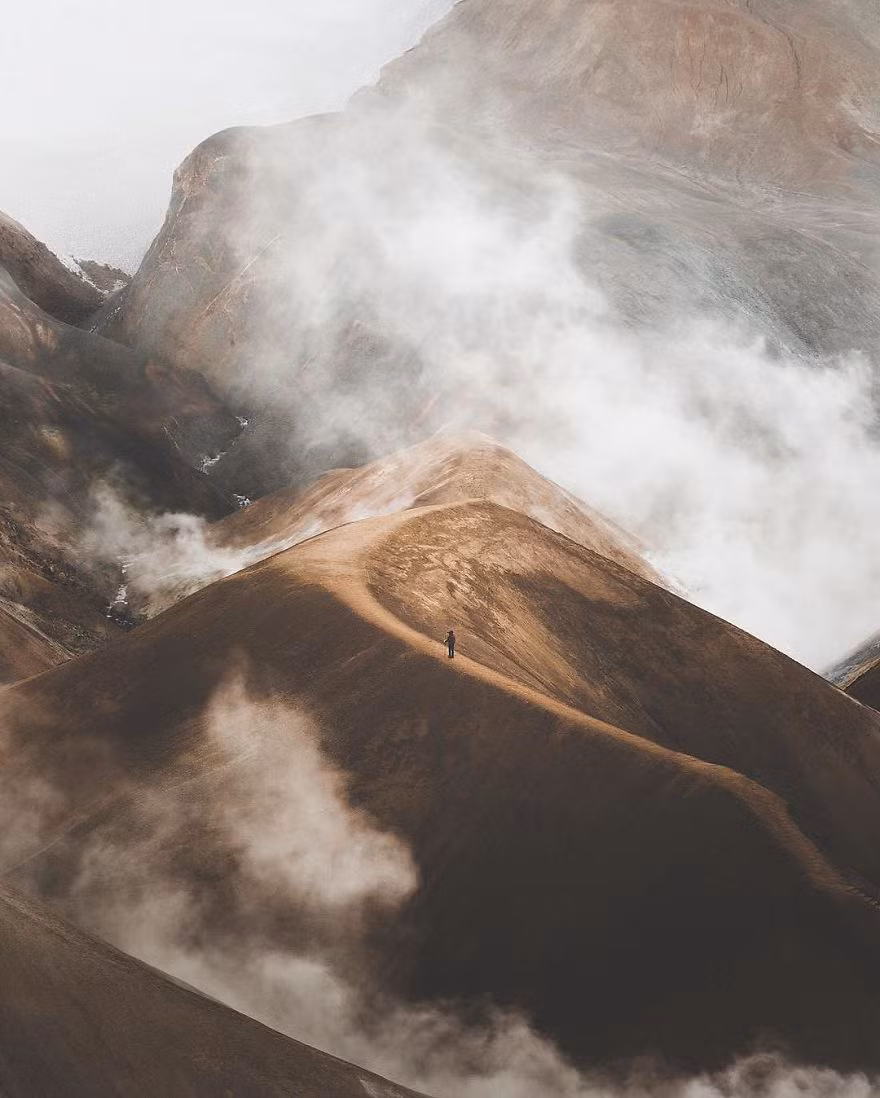 Sương mù vờn quanh đỉnh núi ở Iceland.