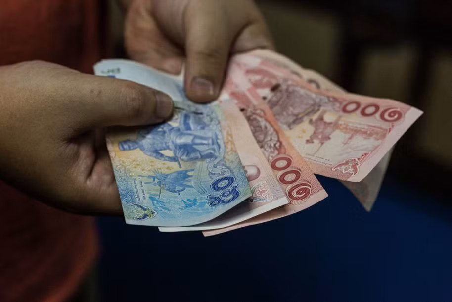 Người dân bắt những con bọ hung tê giác khi mùa giao phối của chúng lên cao điểm, đây là thời gian chúng trở nên hung hăng và hiếu chiến nhất. Có những con bọ hung còn được huấn luyện để trở nên mạnh mẽ, bất kham hơn. Sau 12 vòng đấu loại, vòng chung kết sẽ bắt đầu và tiền thu cược cũng tăng theo. (Nguồn Sina)