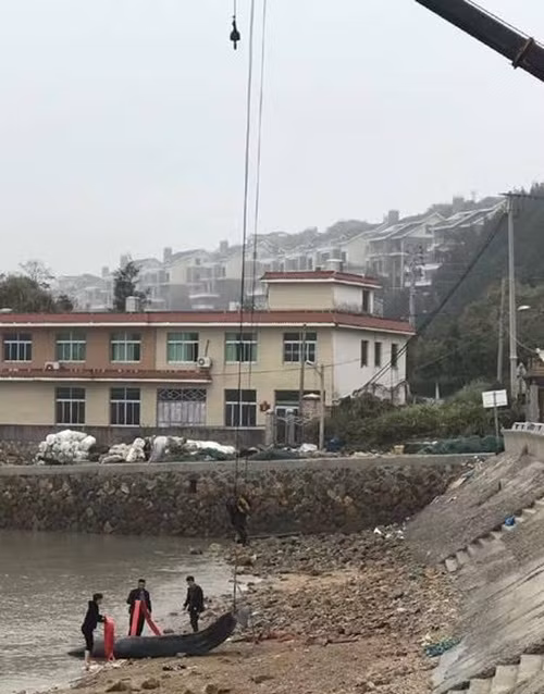 Lần này khi được phát hiện, con cá voi dạt bờ đã chết một thời gian. Xác của nó được các cơ quan quản lý môi trường địa phương dùng cần cẩu, xe chuyên dụng để đưa đến nơi khác tiêu hủy. (Nguồn Sina)