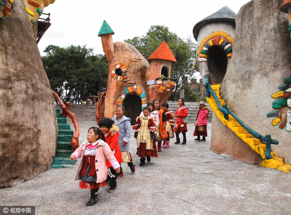 Những người trong làng được phát lương, khoảng 3 triệu đồng một tháng, phải tuân thủ nghiêm túc luật lệ trong làng, tham gia biểu diễn hàng ngày để đảm bảo nguồn thu nhập cho làng. (Nguồn Sina)