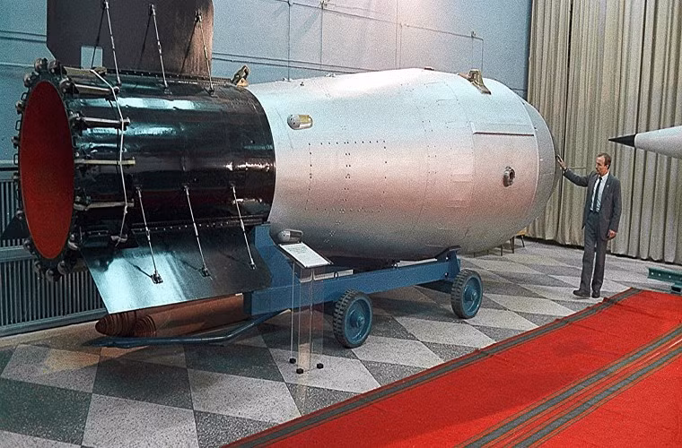 Toàn bộ các khu phức hợp và nhà máy tại Arzamas-16 được đặt trong một vành đai hình lục giác có diện tích 232 km² và bao quanh nó là một hành rào dây thép gai hai lớp bên trong chôn đầy mìn và các tháp canh. Điều này một phần nào đó nói lên tầm quan trọng của thành phố này.