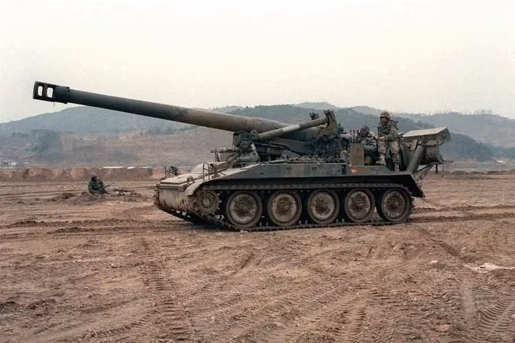 Kíp chiến đấu tiêu chuẩn của M110 lên tới 13 người, trong đó 5 trên xe (gồm lái xe, 2 pháo thủ, 2 nạp đạn) và 8 lính hỗ trợ đi kèm, di chuyển bằng xe chở đạn bọc thép M548.
