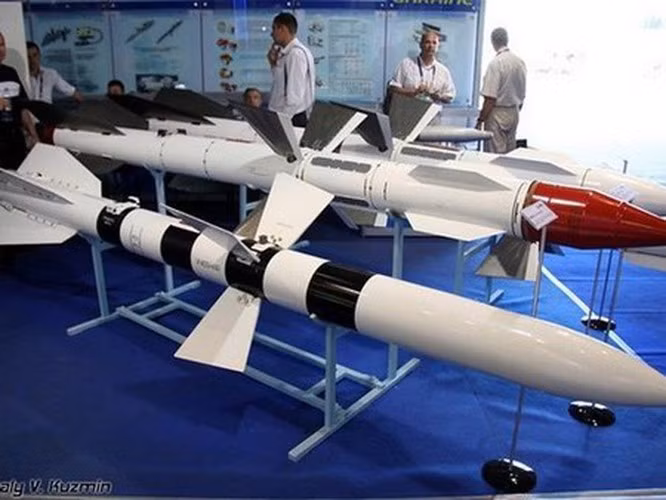 R-27 được sử dụng để công kích các mục tiêu như máy bay cánh bằng, trực thăng, tên lửa hành trình và máy bay không người lái (UAV) trong mọi điều kiện thời tiết, cả ngày lẫn đêm.