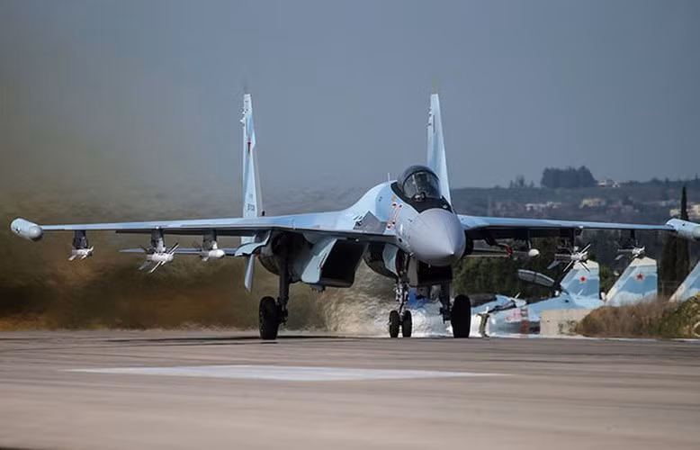 Giới quan sát nhận định, việc Nga cho chiến đấu cơ Su-35 trang bị các loại tên lửa không đối không, đặc biệt là "sát thủ" R-27 áp sát máy bay Mỹ được coi là thông điệp cứng rắn gửi tới Washington.