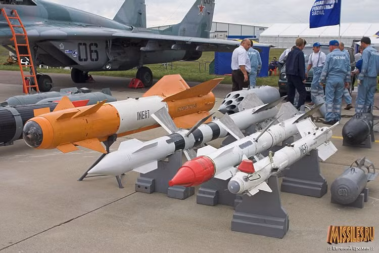 R-27 chính thức vào biên chế năm cuối thập niên 1980 đầu 1990 để trang bị cho các máy bay chiến đấu thế hệ thứ 4 mới nhất của không quân Liên Xô và cả các máy bay hiện đại của không quân Nga hiện tại như MiG-29, MiG-31, Su-27, Su-30, Su-33, Su-34, Su-35,Yak-141...