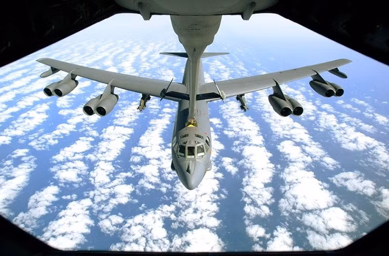 Đứng vị trí thứ hai lại là B-52 - mẫu máy bay ném bom chiến lược tầm xa có thời gian hoạt động dài nhất trong lịch sử Không quân Mỹ. Nó được tạo ra nhằm thực hiện các cuộc tấn công phủ đầu bằng vũ khí hạt nhân vào các mục tiêu quan trọng nằm sâu bên trong lãnh thổ Liên Xô trong Chiến tranh Lạnh. B-52 được Mỹ phát triển trước những chiếc Tu-95 của Liên Xô, nó thực hiện chuyến bay đầu tiên của mình vào tháng 4/1952.