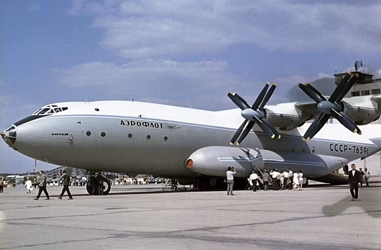 An-22 từng là mẫu máy bay vận tải lớn nhất thế giới được sản xuất từ những năm 1966 đến 1976, hầu hết trong số chúng đều được loại biên sau khi Liên Xô tan rã và chỉ còn một số ít vẫn còn được giữ lại phục vụ trong Không quân Nga sau nhiều lần nâng cấp.
