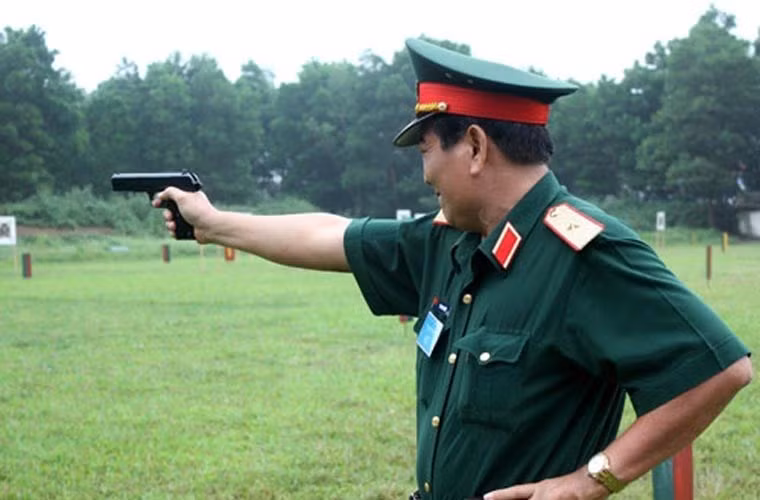 Đặc biệt, nhà máy Z111 đã nâng cao chất lượng nhiều loại súng bộ binh gồm: súng ngắn K54; súng máy phòng không 12,7mm; súng đại liên PKMS; súng AK… được các đơn vị trong toàn quân đánh giá cao. Ảnh: Súng ngắn K14 – mẫu cải tiến K54 do nhà máy Z111 sản xuất. Ảnh: QĐND