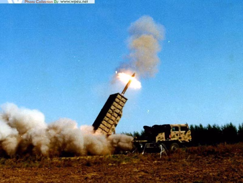 Trong ảnh đạn rocket WM-120 rời bệ phóng.