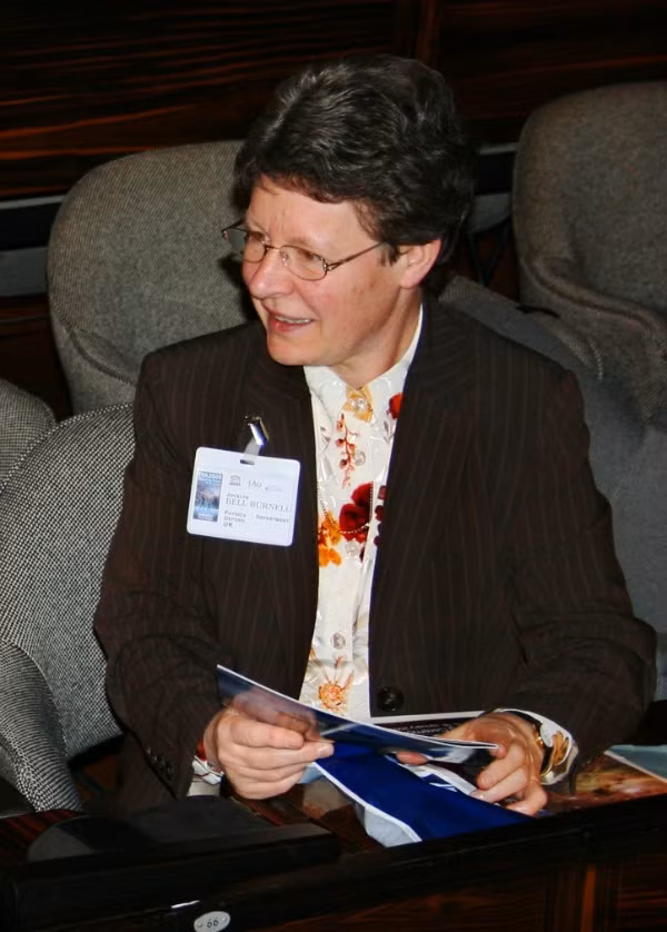 Nhà vật lý thiên văn người Ireland Jocelyn Bell Burnell nhận bằng tiến sĩ tại ĐH Cambridge, Anh. Bà là người đầu tiên quan sát, phân tích các ẩn tinh từ năm 1967. Tên của bà và cộng sự xuất hiện trên nhiều ấn phẩm học thuật. Tuy nhiên, chỉ có Antony Hewish - cấp trên của Burnell và đồng nghiệp Martin Ryle, nhận giải thưởng Nobel năm 1974 dành cho những khám phá về ẩn tinh trong khi bà cũng tham gia dự án này. Thay vào đó, bà được trao nhiều tấm bằng danh dự, giải thưởng danh giá khác.