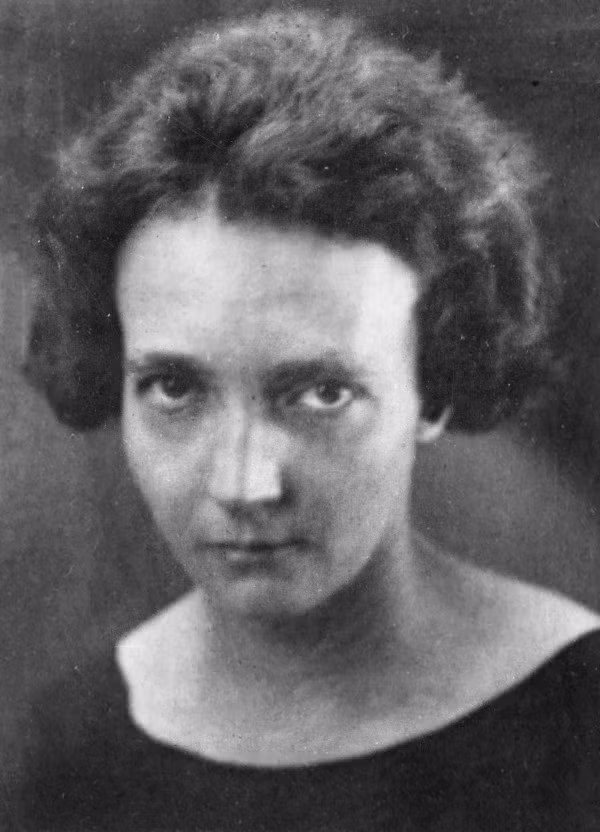 Nhà hóa học Irene Curie-Joliot là con gái của nhà khoa học Marie Curie đã theo đuổi đam mê nghiên cứu khoa học từ cha mẹ. Theo đó, Irene Curie-Joliot từng nhận giải Nobel về hóa học vào năm 1935.