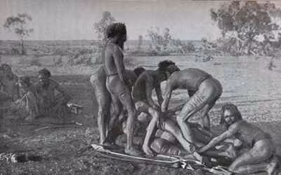 Nam giới bộ tộc Sambia ở Papua New Guinea trải qua một nghi lễ trưởng thành rùng rợn. Theo đó, những thanh niên chọc các thanh gỗ nhọn vào bên trong mũi và để cho nó chảy máu. Sau đó, họ bị ép "uống" máu của chính mình. Nghi lễ này được thực hiện liên tục trong 7 - 13 năm mới hoàn tất.