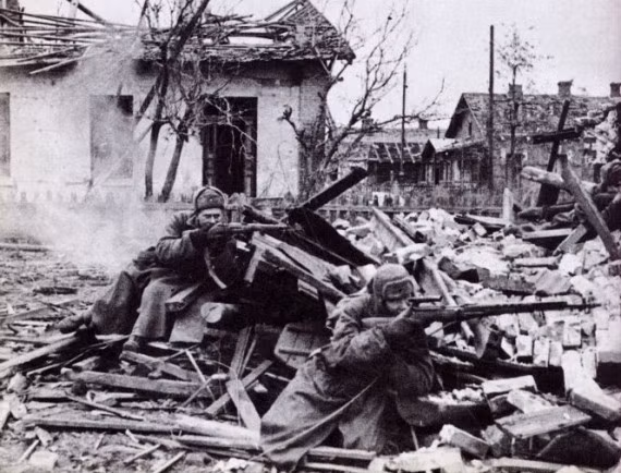 Trận Stalingrad là trận chiến đẫm máu nhất lịch sử nhân loại cũng như trong Chiến tranh thế giới 2. Đây là cuộc chiến giữa phát xít Đức và Hồng quân Liên Xô diễn ta từ ngày 17/7/1942 - 2/2/1943. Trong cuộc chiến đó, Liên Xô đã đánh bại phát xít Đức. Mặc dù thắng trận nhưng Liên Xô chịu thương vong tới gần 1 triệu người. Còn về phía Đức, gần 1/4 quân số toàn chiến trường Xô-Đức bị tiêu diệt.