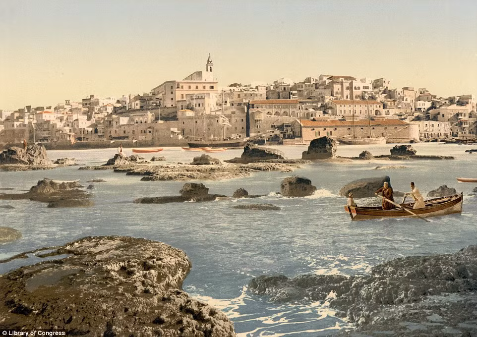Hình ảnh bên ngoài cổng chính dẫn vào thành cổ Jerusalem - cổng Jaffa. Cổng Jaffa được xây dựng năm 1538. Trong tiếng Ả Rập, “Jaffa” có nghĩa là “yêu quý” để bày tỏ lòng kính yêu đối với Abraham - một vị tổ phụ của dân Do Thái.
