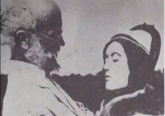 Đến tháng 4/1933, gần 2 năm sau khi Hoys qua đời, Tanzler đã có hành động điên rồ và bệnh hoạn khi đào mộ, đem trộm thi thể cô về nhà. Để thi thể người yêu không phân hủy, Tanzler bôi hỗn hợp sáp lụa lên mặt và các phần phụ để thay thế vùng da đang bị thối rữa. Vị bác sĩ này còn làm cho Hoys bộ tóc giả và đôi mắt thủy tinh.
