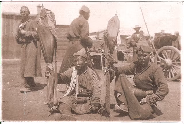 Những hình ảnh đời thường, giản dị của người dân Mông Cổ năm 1925 được các nhiếp ảnh chụp lại.