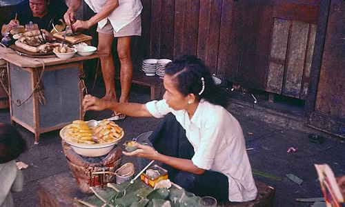 Những món ăn đường phố hấp dẫn được bày bán ở đường phố Bangkok năm 1956 cuốn hút phó nháy người Mỹ.