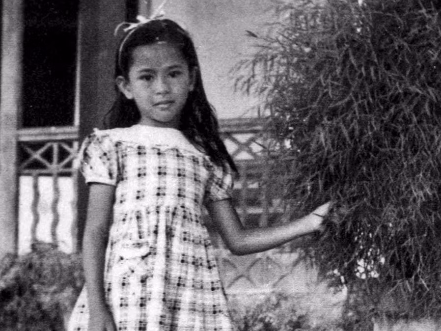 Bà Aung San Suu Ky (Myanmar) năm lên 6 tuổi. Bức ảnh này được chụp năm 1951. Nữ chính khách này từng được trao giải Nobel Hòa bình năm 1991 nhưng không thể đến nhận do bị giam lỏng tại nhà ở Myanmar. Khi đó, người chồng Michael Aris và hai con trai của bà đã thay mặt nhận giải.