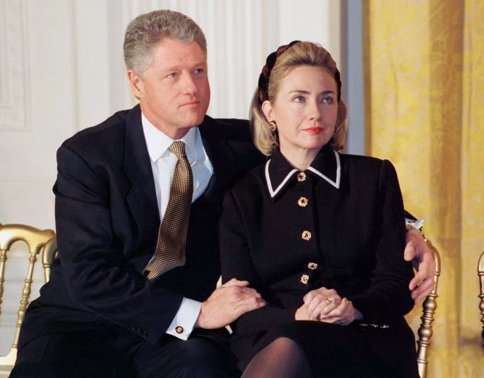 Tổng thống Clinton dành cho vợ những cử chỉ đầy tình cảm trong một sự kiện diễn ra vào tháng 3/1997.