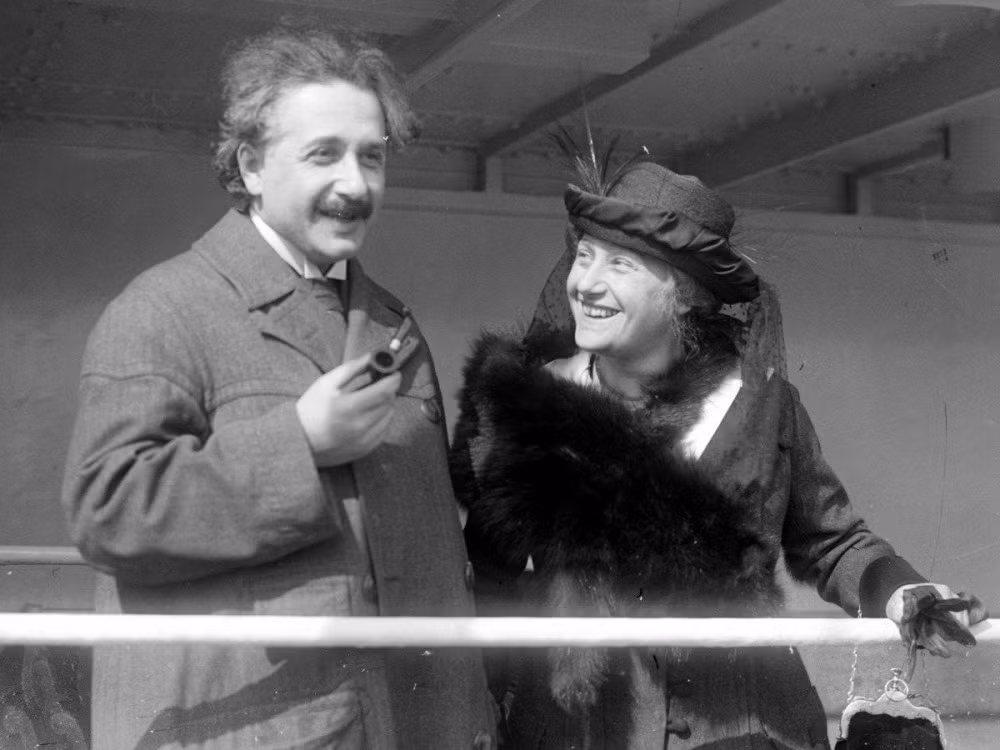 Lieserl - cô con gái đầu lòng của Einstein được cho là không có thân phận rõ ràng. Cụ thể, trước khi Einstein kết hôn với Mileva Maric, hai người từng có một kỳ nghỉ lãng mạn ở Italy. Khi Maric nhận ra mình mang thai và Einstein không có tiền để kết hôn hay chăm sóc cho đứa trẻ nên bà quay về nhà bố mẹ đẻ rồi sinh con. Theo đó, cô con gái Lieserl chào đời nhưng được cho là đã không qua khỏi vì sốt ban đỏ hoặc được cho làm con nuôi.