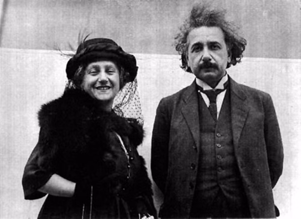Sau khi ly hôn với người vợ đầu tiên, Einstein kết hôn với Elsa Loewenthal - người em gái họ của thiên tài vật lý nổi tiếng thế giới. Theo đó, mẹ của Einstein và mẹ của Elsa là chị em, còn cha của ông và cha của Elsa là anh em họ.