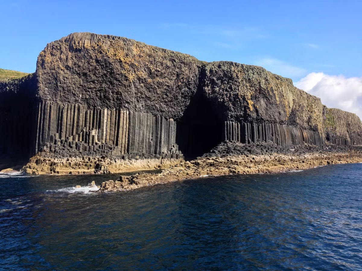 Fingal là hang động biển, nằm trên hòn đảo Staffa, Scotland. Nơi đây gây ấn tượng với du khách bởi những cột đá bazan hình lục giác và âm thanh phát ra từ những con sóng xô vào ghềnh đá.