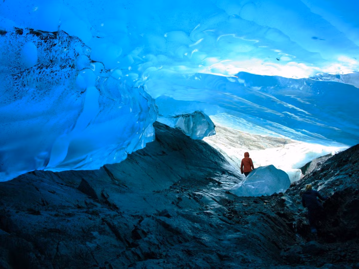 Động băng Mendenhall Glacier ở Alaska cũng có tên trong danh sách những hang động ngoạn mục nhất thế giới. Hang động băng ở nơi đây có màu xanh tuyệt đẹp do cấu trúc tinh thể độc đáo của băng và phản xạ ánh sáng.