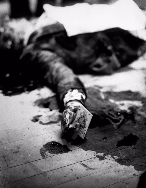 Trùm mafia khét tiếng Joe Masseria nằm chết trên sàn nhà tại một nhà hàng ở Brooklyn, Mỹ năm 1931. Trên bàn tay đẫm máu của Masseria có cầm một quân bài.