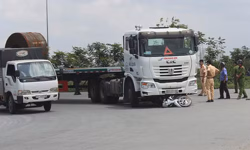 Xe container cuon 2 nu sinh vien vao gam xe, 1 nguoi tu vong