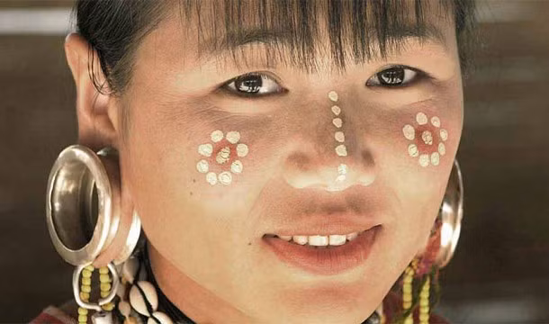 Vào thời xưa, người Inca thực hiện tập tục làm đẹp kéo dài dái tai. Theo đó, họ coi dái tai dài chạm đến vai là biểu tượng của vẻ đẹp.