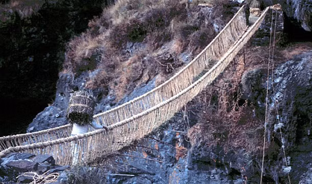 Có thời điểm, dãy núi Andes - nơi người Inca sinh sống có hơn 200 cây cầu treo. Những cây cầu treo này ra đời trước khi chúng được xây dựng ở châu Âu hơn 300 năm.