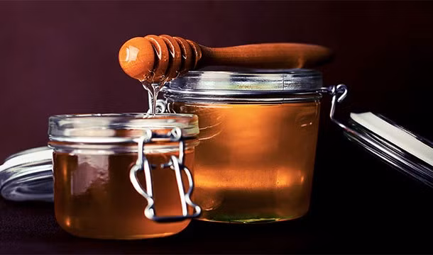 Mật ong là thức ăn duy nhất trên thế giới để lâu cũng không bị hỏng. Các chuyên gia đã tìm thấy mật ong có niên đại hàng ngàn năm tuổi vẫn sử dụng được.