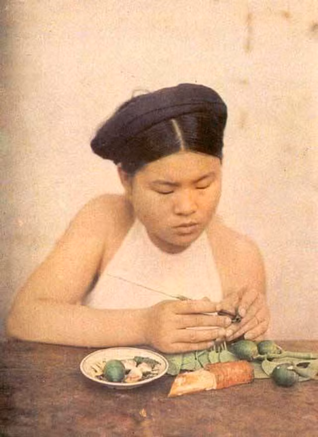 Thiếu nữ thể hiện sự khéo léo khi bổ cau, têm trầu.