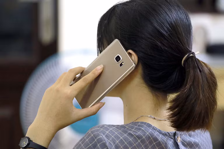  Giả danh 'thiếu tướng công an' lừa người phụ nữ 300 triệu đồng: Ngày 3/1, Công an xã Gia Tân 1 (huyện Thống Nhất, tỉnh Đồng Nai) tiếp nhận đơn trình báo của bà N.T.H (69 tuổi, ngụ xã Gia Tân 1) tố giác bị kẻ giả danh "thiếu tướng công an" lừa đảo chiếm đoạt 300 triệu đồng. Theo đơn trình báo, sáng 30/12/2022, bà N.T.H nhận được 2 cuộc điện thoại từ một người đàn ông tự xưng tên là "Nguyễn Văn Viện, thiếu tướng công an thuộc Cơ quan CSĐT Công an TP.Hà Nội" yêu cầu bà N.T.H phải chuyển tiền để 'phục vụ điều tra'. Tin lời, nạn nhân chuyển 300 triệu đồng vào một tài khoản ngân hàng do 'thiếu tướng' cung cấp. 