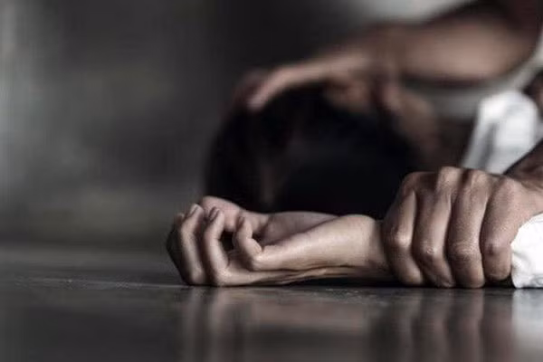 Bất ngờ, vào tháng 11 năm ấy, tại xã Khai Thái xảy ra một vụ việc chấn động. Đó là buổi trưa 19/11, khi trên đường về nhà, hai thanh niên địa phương phát hiện dưới mương nước cạn có một gã đàn ông đang khống chế, hiếp dâm cô gái trẻ. Hai người này dừng lại định can thiệp thì bị gã kia lấy dao ra đe dọa khiến hai thanh niên phóng nhanh về làng gọi thêm người. Chỉ ít phút sau, những người trong làng chạy ra. Thấy có đông người, gã đàn ông buông cô gái và nhanh chân tẩu thoát. (Ảnh minh hoạ, nguồn internet)