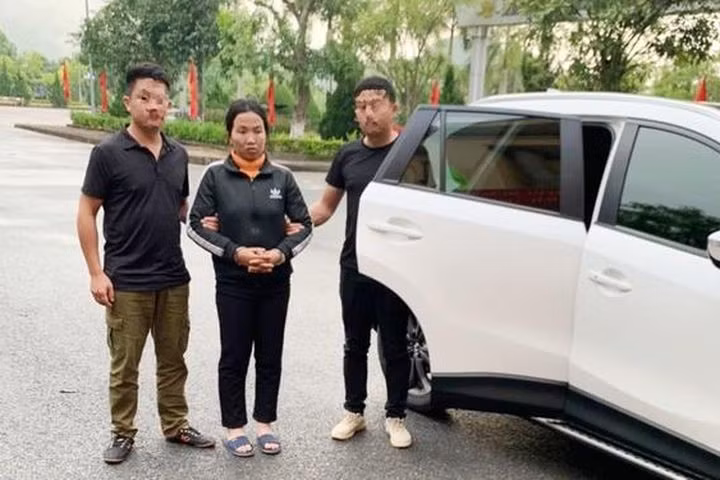 Sau thời gian thu thập tin tức, cuối cùng Công an tỉnh Lai Châu cũng bắt giữ được người phụ nữ này khi chị ta đang chuẩn bị bỏ trốn. Tại cơ quan công an, lời khai của hai đối tượng Mẩy, Tông cho thấy, cách đây 1 năm Mẩy bị anh Khai đánh nên rủ Tông bỏ về Hà Nội làm và chung sống với nhau. Khi biết anh Khai lấy vợ mới, Mẩy ghen tức, yêu cầu Tông cùng mình sát hại anh Khai. Khi thấy Tông ngần ngừ, Mẩy dọa nếu không làm theo, chị ta sẽ nói với Khai về việc hai người chung sống, từ đó Khai sẽ giết Tông. 