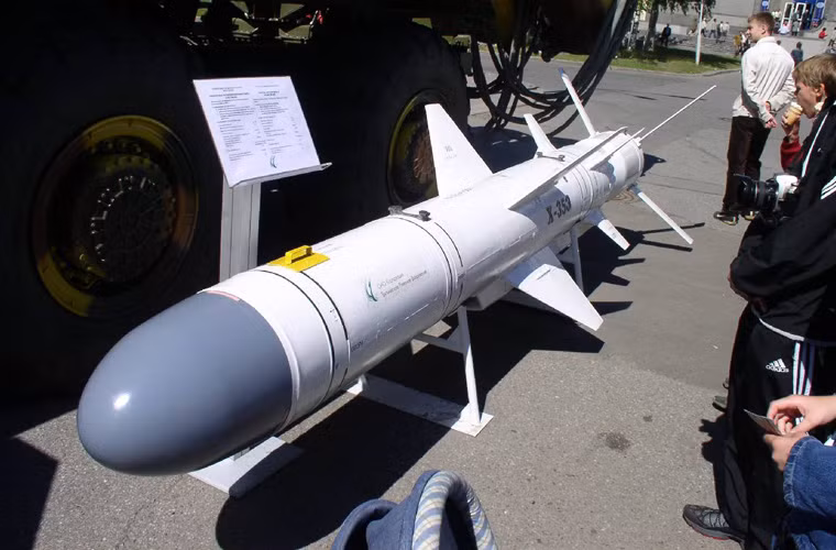 Phương án thứ hai, tàu hộ vệ Gepard 3.9 mới của Việt Nam có thể được nâng cấp tên lửa chống hạm. Hiện tại, các tàu Gepard 3.9 sử dụng tên lửa diệt hạm Kh-35E Uran-E đạt tầm bắn khoảng 130km. Nhưng Nga đã có phương án nâng cấp Kh-35 lên bản Kh-35UE tăng tầm thành 260km.