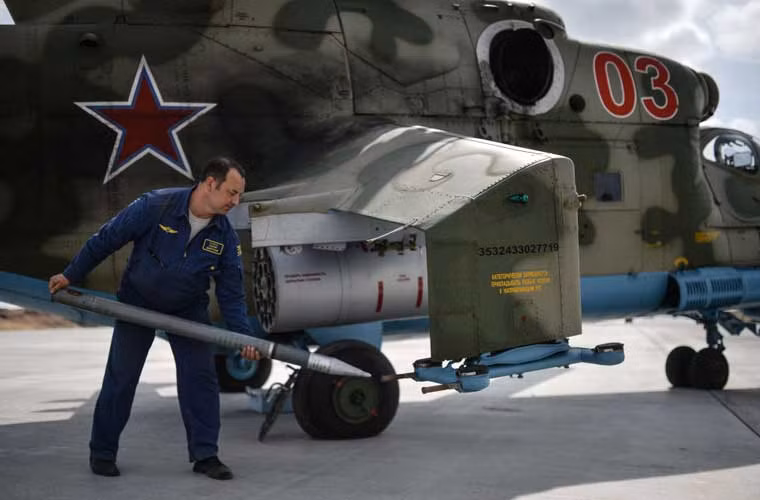 Lắp đạn rocket chuẩn bị cho chiếc trực thăng Mi-24 tấn công mục tiêu.