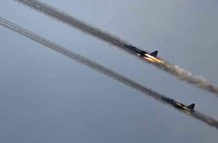 Máy bay cường kích Su-25 của Không quân Nga phóng rocket tấn công mục tiêu mặt đất.