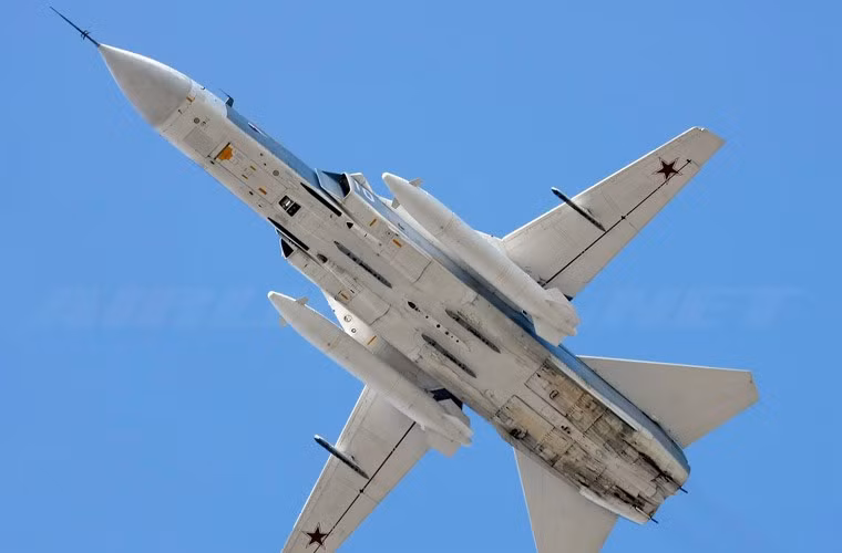 Kiểu cánh cụp cánh xòe cung cấp cho Su-24 khả năng cất hạ cánh đường băng ngắn, đồng thời cho phép đạt tốc độ cao khi bay thấp.