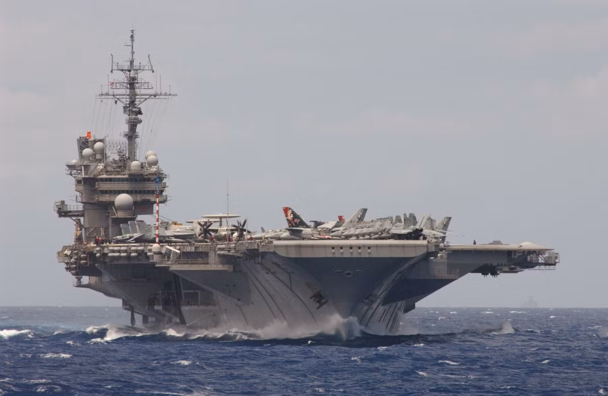 Ngày 17/10/2000, trên khu vực eo biển Triều Tiên, hai máy bay trinh sát Su-24MR và hai tiêm kích Su-27 đã bất ngờ viếng thăm và lượn vài vòng "thăm hỏi" tàu sân bay USS Kitth Hawk. Điều đặc biệt ở đây là các tàu chiến Mỹ hoàn toàn không phát hiện được sự có mặt của Su-24 và Su-27 trước khi nó tiến gần tới cự ly có thể quan sát bằng mắt thường.
