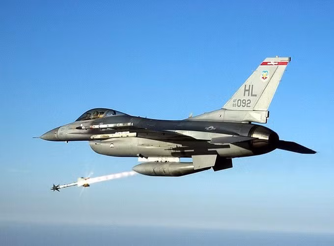 Một trong những tính năng "đỉnh" của AIM-9X là khả năng khóa mục tiêu sau khi phóng nên phù hợp với các tiêm kích tàng hình có khoang vũ khí bên trong thân.