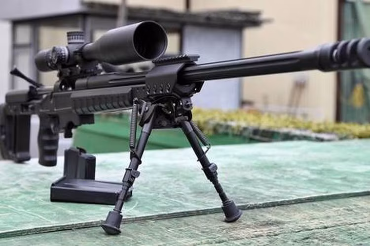 Súng có trọng lượng 5,8kg, chiều dài 1.270 cm, khi gập báng súng chỉ dài 1.020 cm.
