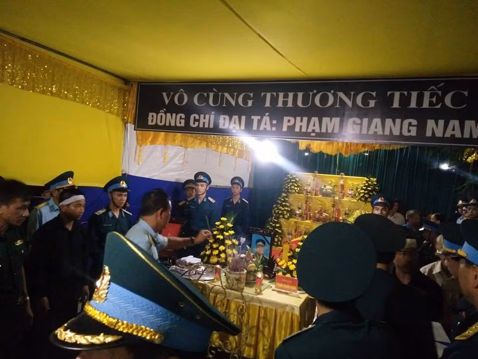Ngày mai, Đại tá Phạm Giang Nam sẽ nằm vĩnh viên trong lòng đất mẹ quê hương, anh sẽ hóa cánh chim tiếp tục giang cánh bay mãi không mỏi trên bầu trời đất Việt.