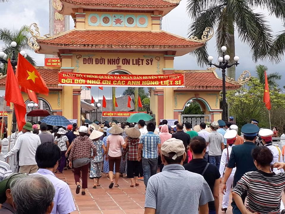 Hàng nghìn người dân đã có mặt tại nghĩa trang để tiễn đưa người con ưu tú về nơi an nghỉ cuối cùng.