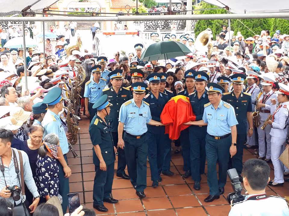 Hàng ngàn người dân trong và ngoài huyện đi thành hàng dài và đứng 2 bên đường tiễn đưa.