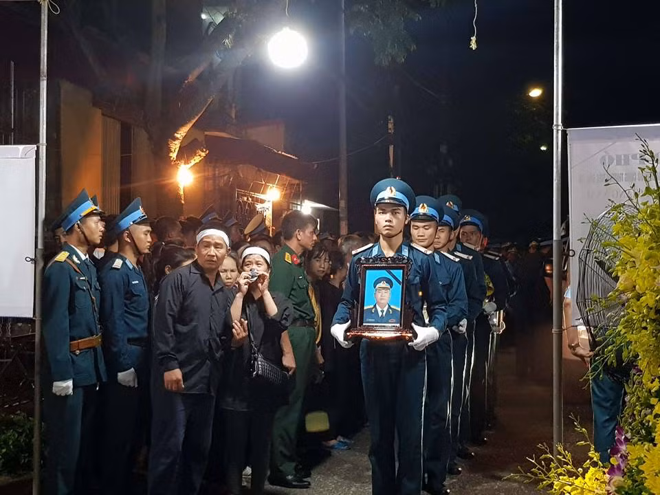Khi chiếc xe quân sự chở di quan Đại tá Phạm Giang Nam về đến ngôi nhà thân thuộc tại số 279, khu phố 8, thị trấn Diêm Điền, huyện Thái Thụy, tỉnh Thái Bình, ông Phạm Văn Mỹ - cha của đại tá Nam không kìm nén được nỗi đau thương quá lớn đã quỵ xuống.