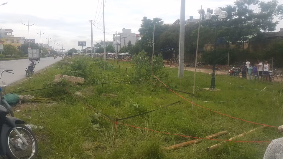 Ngày 26/7, các tiểu thương đã tự ý căng dây, chia lô tại khu đất ven đường Lê Văn Lương để nhận đất định dự chợ tạm.